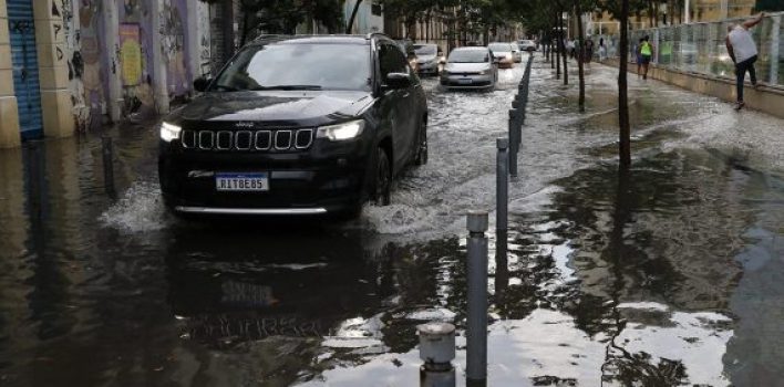 Chuvas em SP: saiba o que fazer após perder a placa do carro em enchentes