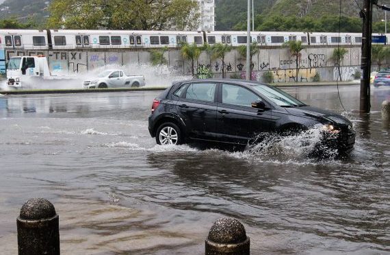 Período de enchentes: saiba cuidar do SEU CARRO caso seja atingido