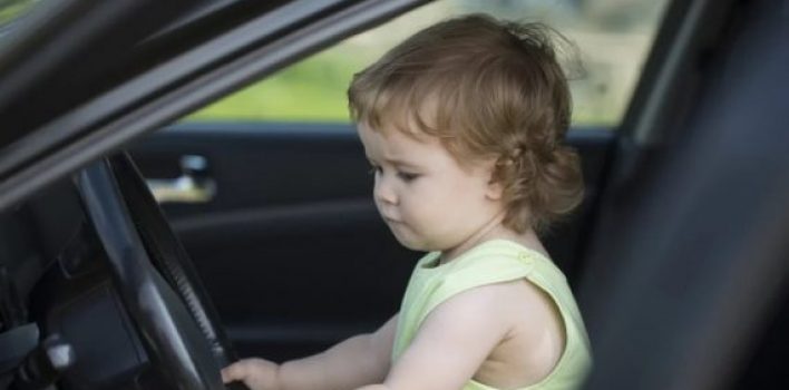 Especialista alerta que o carro não é lugar para criança brincar e dá dicas para os pais