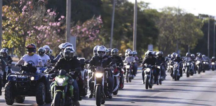 Afinal, motociclista pode costurar entre outros veículos?